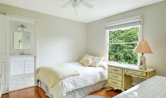 4 Fourth St, Barrington, RI 02806