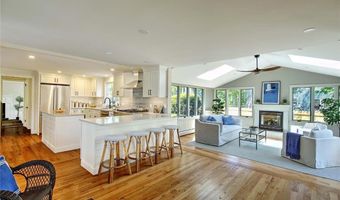 18 Chantilly Dr, Barrington, RI 02806