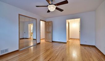 2360 N Drury Ln, Arlington Heights, IL 60004