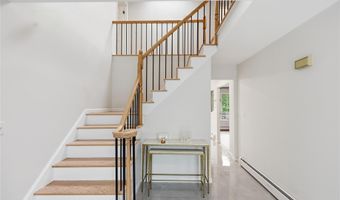 3 Larissa Ct, Airmont, NY 10952
