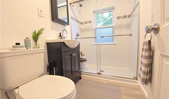 1 Shangri-La Ln, Middletown, RI 02842