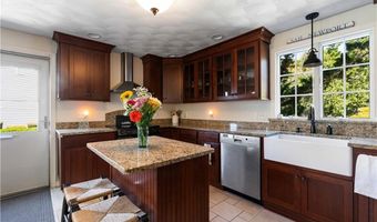 43 Academy Ave, Bristol, RI 02809