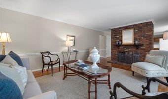 1217 Du Motier Dr, Ballwin, MO 63011