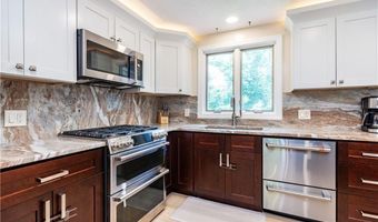41 Mount View Ave, North Kingstown, RI 02852
