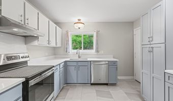 2215 Nichols Rd B, Arlington Heights, IL 60004