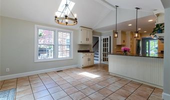 122 Sylvan Dr, East Greenwich, RI 02818