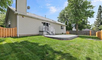 2040 Honey Locust Dr, Algonquin, IL 60102