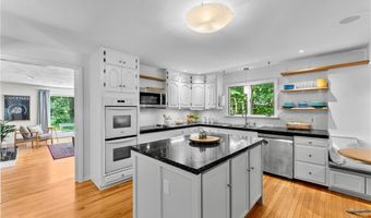 6 North Ln, Barrington, RI 02806