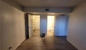 615 S Royal Crest Cir 10, Las Vegas, NV 89169