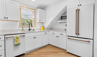 18 Barney St 3, Newport, RI 02840