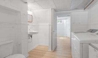 2323 N BURLINGTON St, Arlington, VA 22207