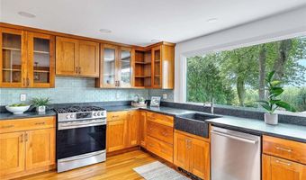 4 Buckingham St, Barrington, RI 02806
