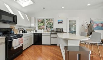 2 Buckingham St, Barrington, RI 02806