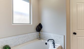 135 Calvin Dr, Wolfforth, TX 79382