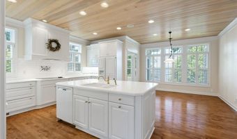 1505 Edgewater Ave, Arden Hills, MN 55112