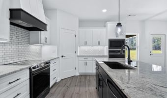 1112 Duke Dr, Bauxite, AR 72011