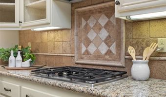 608 Inverlochy Dr, Fallbrook, CA 92028