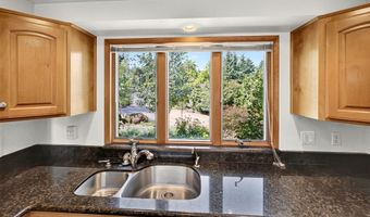 738 Fairway Ct, Ashland, OR 97520