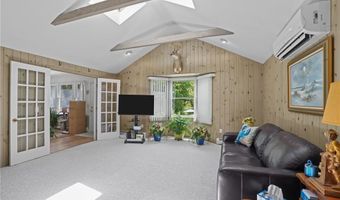 112 County Rd, Barrington, RI 02806
