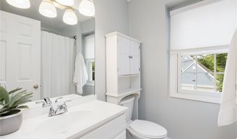 28 Wilbur Ave, Newport, RI 02840