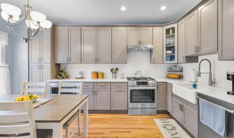 136 Pond View Cir 136, Beacon Falls, CT 06403