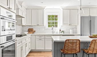 21 Bradford St 2, Bristol, RI 02809