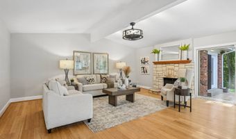 318 Algonquin Dr, Ballwin, MO 63011