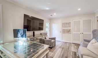 8 CARRIAGE HOUSE Cir, Alexandria, VA 22304