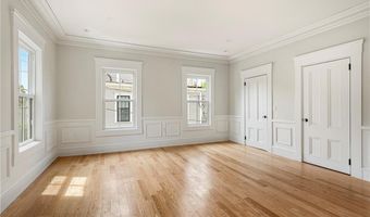 28 Mount Vernon St, Newport, RI 02840
