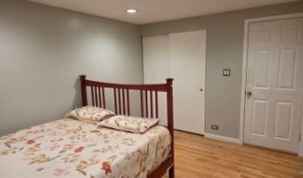 1719 W Lexington Dr, Arlington Heights, IL 60004