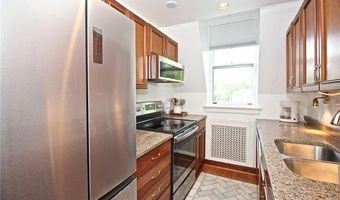 1 Oakwood Ter 7, Newport, RI 02840