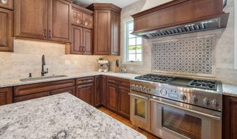 35 Shinnecock Hills Dr, Albany, NY 12205