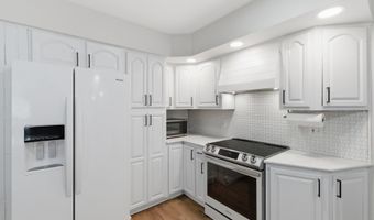 11 James Dr, Albany, NY 12211