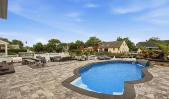 30 Berger Ave, Amityville, NY 11701
