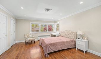 31 Edgemere Dr, Albertson, NY 11507