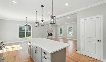 13 Kenwood Cir, Bloomfield, CT 06002