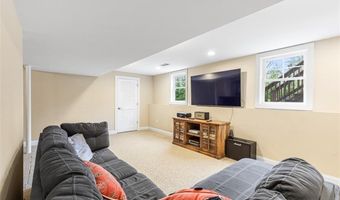76 Woods Ln, Cranston, RI 02921