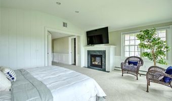 33 Meadowbrook Dr, Barrington, RI 02806