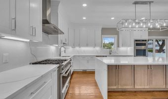 55 Maiden Ln, Bergenfield, NJ 07621