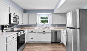 18 Woodland Hills Ct, Alton, IL 62002