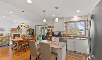 5709 Oak Crest Hill Rd SE, Riverside, IA 52327