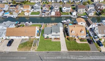 15 Hayes Rd, Amity Harbor, NY 11701