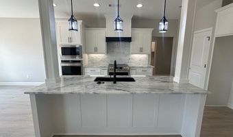 1001 Duke Dr, Bauxite, AR 72011