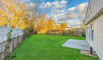 4 Somerset Rd N, Amityville, NY 11701