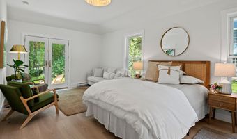 8 Knight St, Falmouth, ME 04105