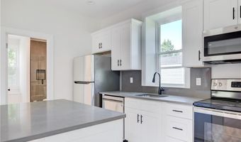 556 E Main Rd, Middletown, RI 02842