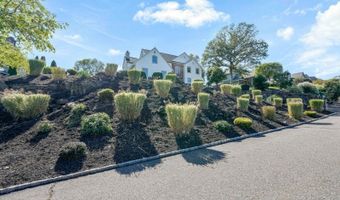 35 Rosenbrook Dr, Bayonne, NJ 07035