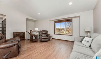 205 S Sunshine Ave, Brandon, SD 57005