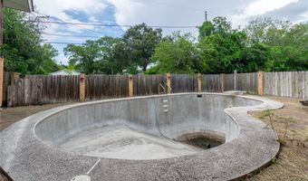 1208 N Woodlawn Dr, Alice, TX 78332