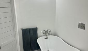 19 Center St, Barnegat, NJ 08005